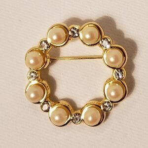 Pearl Wreath Pin / Brooch with Rhinestones